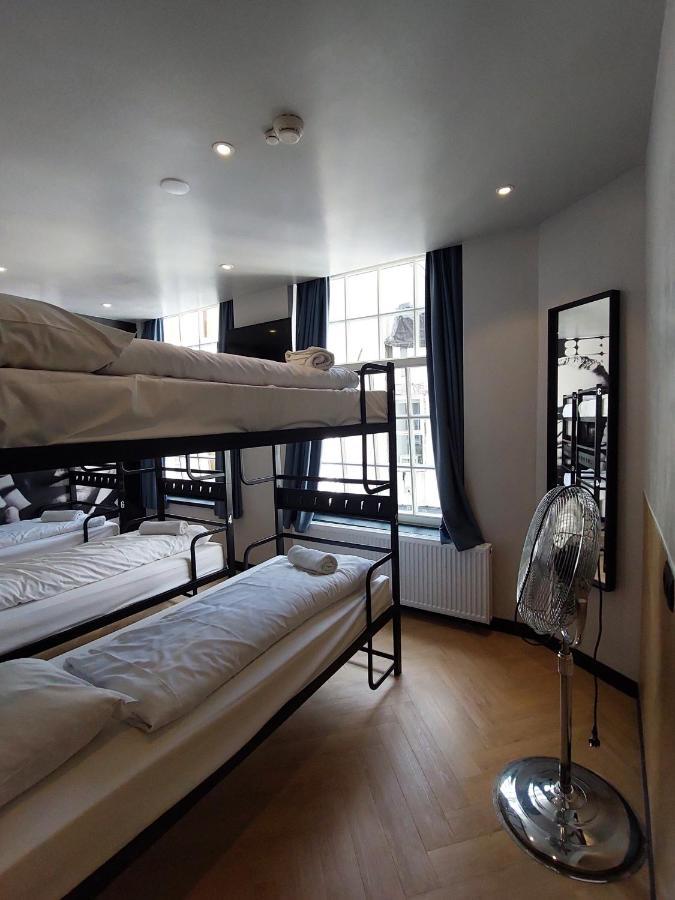 Privates Zimmer (6 Erwachsene)