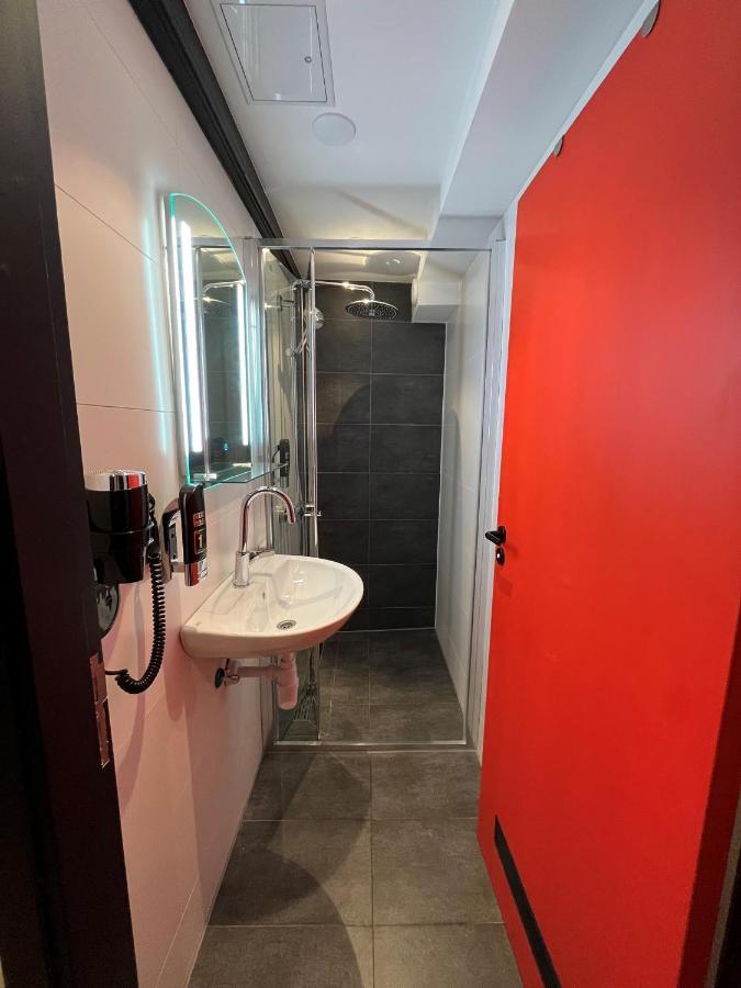 Privates Zimmer (8 Erwachsene)